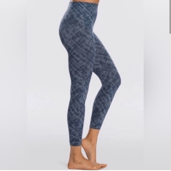 SPANX Pants - Spanx Look at Me Now Cropped Seamless Leggings
